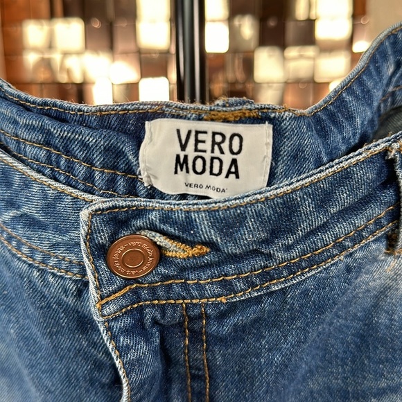 Vero Moda Medium Wash Blue Denim Jean Shorts w Raw Hem & Distressing Waist 18” - Picture 6 of 14